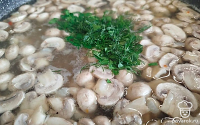 Когда шампиньоны сварятся, посолите суп по вкусу и добавьте зелень. Накройте крышкой. Убавьте огонь и томите минут 10.