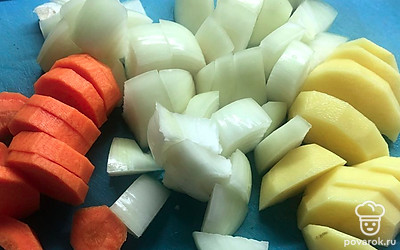 Помойте и очистите все овощи. Нарежьте их произвольно.