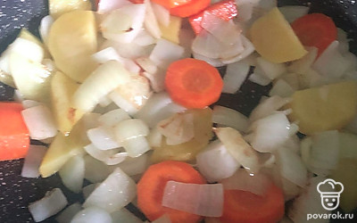 Все овощи обжарьте на сковороде с растительным маслом.