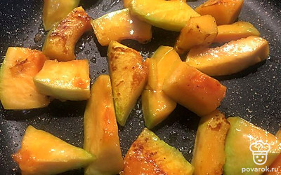 Тыкву тоже нарежьте крупными кубиками. Обжарьте на растительном масле, добавив соль и сахар.