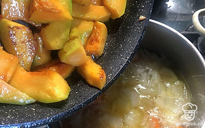 Вскипятите в кастрюле воду и выложите туда обжаренные овощи и тыкву.