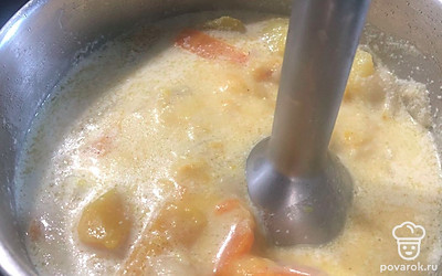 Варите в течение 20 минут, до полного размягчения овощей. В конце варки добавьте натертый зубчик чеснока, специи по желанию. Затем все измельчите блендером.