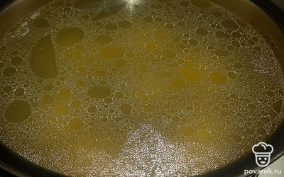 Картофель очистите, залейте бульоном.