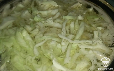 Нарежьте капусту. Как только картофель в бульоне закипит, добавьте капусту.