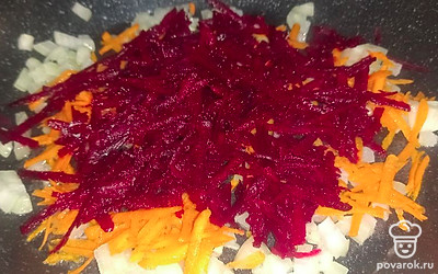 Сделайте зажарку на кусочке сливочного масла. Лук нарежьте, морковь и свеклу натрите на терке. Обжарьте.