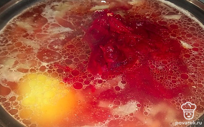 Как только картофель сварится, добавьте в суп зажарку. Картофель разомните.