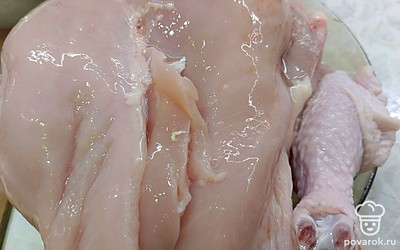 Курицу хорошо промойте.