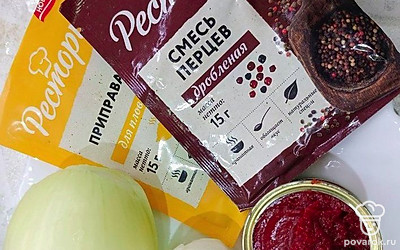 Очистите 2 больших луковицы.