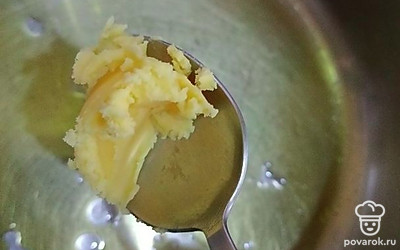 Растопите в кастрюле сливочное топленое масло. 