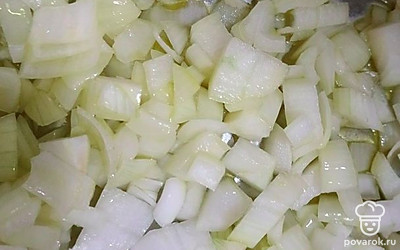 Нарежьте репчатый лук на кубик. Отправьте в кастрюлю со сливочным маслом.