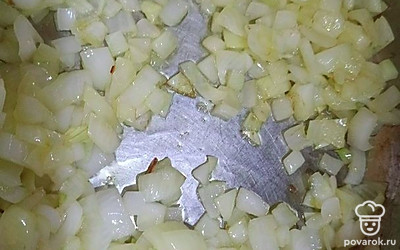 Лук интенсивно прожарьте на быстром огне.