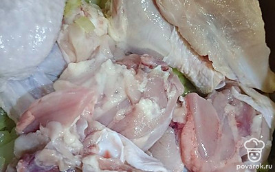 В кастрюлю к луку выложите всю курицу. Тоже интенсивно прожарьте с двух сторон, до золотистой корочки.