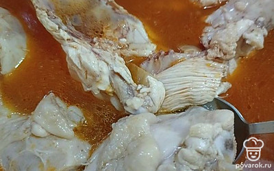 Как только курица немного обжарится, сразу залейте ее холодной водой.