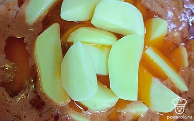 Выложите картошку сразу к курице в кастрюлю. 