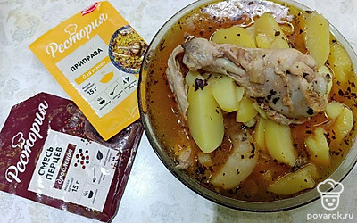 Выложите суп в тарелку. Добавьте по вкусу сметану и наслаждайтесь вкусным ужином.