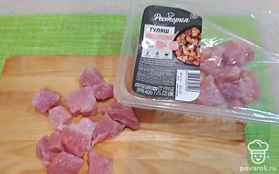 Свинину вымойте и нарежьте порционными кусками. У меня охлажденный гуляш.