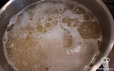 Свинину отправьте в кастрюлю с 2,5 литрами холодной воды и поставьте на огонь. Как закипит, снимите пену. Варите 40 минут.