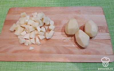 Пока мясо варится, подготовьте овощи. Картофель вымойте и нарежьте кубиком.