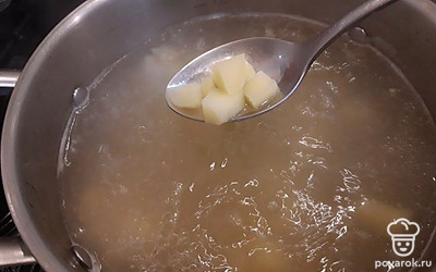 В готовый бульон добавьте картофель. Варите 15 минут на среднем нагреве.