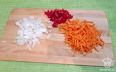 Лук репчатый и перец болгарский нашинкуйте кубиком. Морковь натрите на крупной терке.
