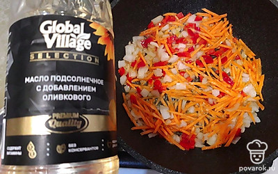 Отправьте овощи тушиться с 3 столовыми ложками растительного масла на среднем нагреве.