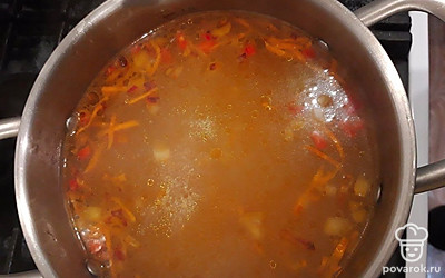 Обжаренные лук, перец, морковь отправьте в суп. Варите 10 минут.