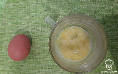 Яйцо вымойте и разбейте в емкость. Взболтайте яйцо вилкой.