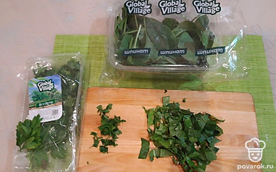 Шпинат и свежую зелень вымойте и обсушите. Шпинат нарежьте полосками шириной в 1 сантиметр. Зелень мелко нарежьте.