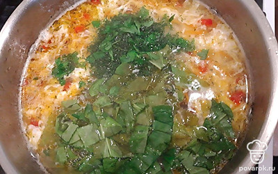 Добавьте шпинат и зелень. Сразу выключите нагрев. 
