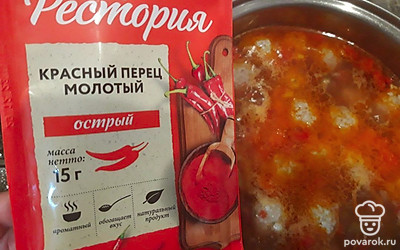 Положите соль по вкусу, 1 лавровый лист и острый молотый перец по вкусу.