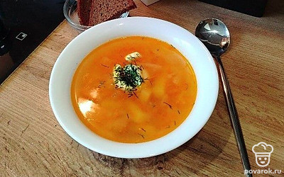 Вслед за зажаркой положите лавровый лист, перец горошком и соль по вкусу. После закипания выключите и накройте крышкой. Дайте постоять 15 минут и можно есть. 