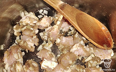 В кастрюле с толстым дном обжарьте куриное филе и репчатый лук с добавлением зеленой пасты карри и оливкового масла. Томите на среднем огне 7-10 минут.