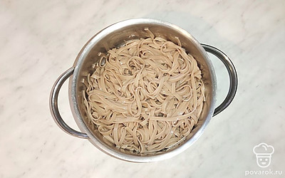 Пока готовится суп, в отдельной кастрюле отварите гречневую лапшу по инструкции на упаковке. 