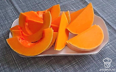 Тыкву помойте и нарежьте дольками. 