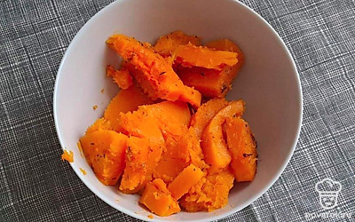 Ложкой снимите мякоть с кожуры.