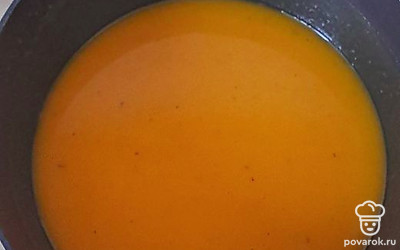 Пюре переложите в кастрюлю. Добавьте воду и перемешайте. Поставьте на средний огонь и доведите до кипения.