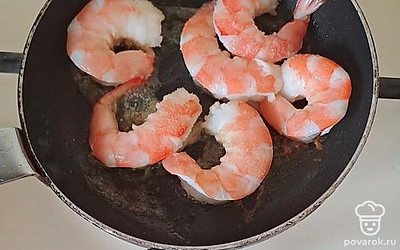 Пока суп закипает, обжарьте креветки на оливковом масле с приправами.