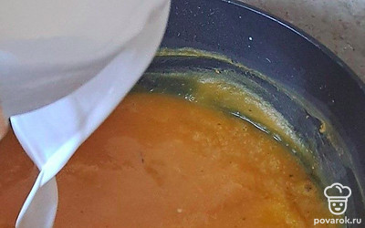 Как суп закипит, выключите огонь и добавьте сливки. Перемешайте. 