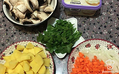 Нарежьте картофель и грибы средними кусочками, лук и морковь — мелкими кубиками. 