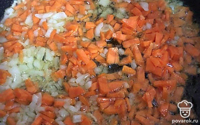 На разогретом масле обжарьте лук и морковь.