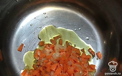 Когда овощи обжарятся, переложите их в кастрюлю.
