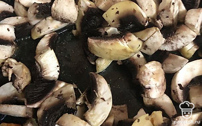 На оставшемся в сковороде масле обжарьте грибы.