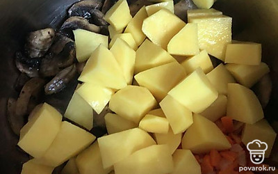 Сюда же добавьте картофель.