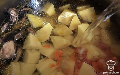 Залейте кипяченой водой (полностью).