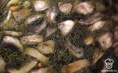 Поставьте на средний огонь, доведите до кипения. Варите до готовности картошки.