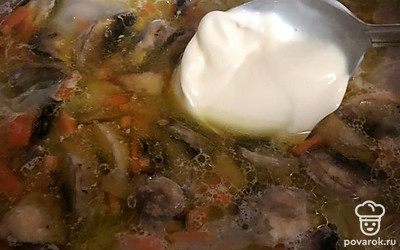 Когда картофель будет готов, добавьте в суп 200 граммов плавленого сыра. Для менее насыщенного вкуса будет достаточно 2 столовых ложки. Затем добавьте соль и перец по вкусу.