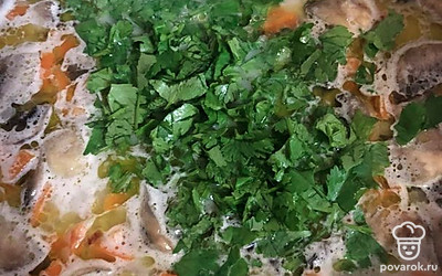 Доведите до кипения и добавьте рубленую зелень. Выключите плиту, дайте супу настояться.