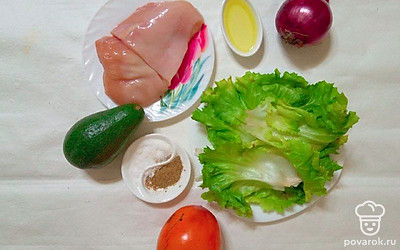 Филе зачистите, помойте и обсушите. Авокадо и лук почистите от кожуры. У хурмы срежьте хвостик и помойте. Ополосните зелень и обсушите.