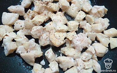Филе нарежьте небольшими кубиками, посолите, поперчите. Затем обжарьте в растительном масле и отставьте для остывания.
