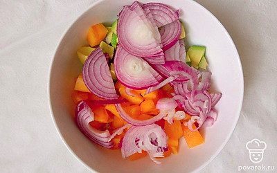 Авокадо и хурму нарежьте кубиками, лук - полукольцами. Салат нарвите руками на небольшие кусочки. Соедините все ингредиенты, перемешайте.